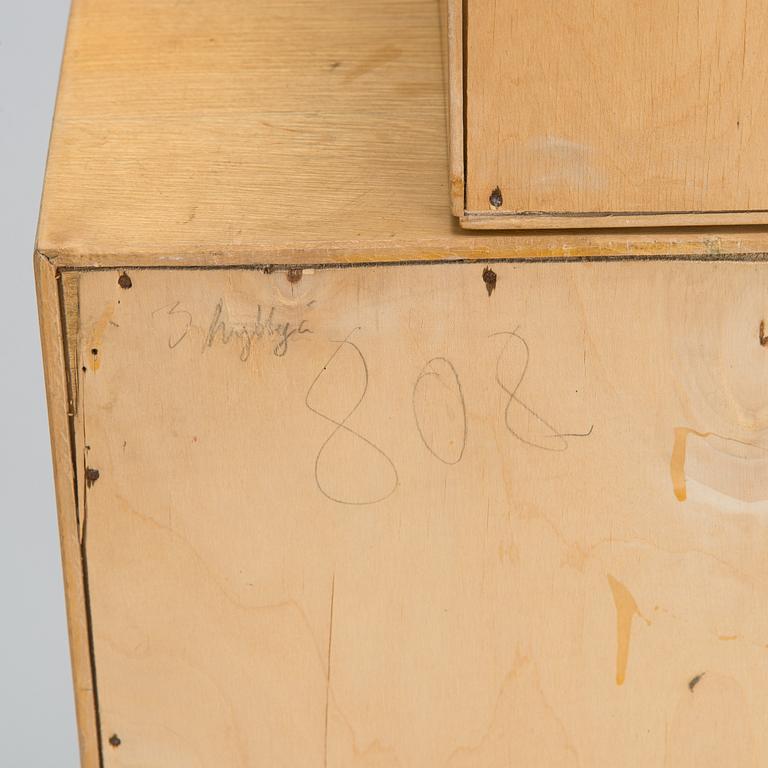 Aino Aalto, kaappi, malli 808 ja vitriini, malli 214 O.Y. Huonekalu- ja Rakennustyötehdas A.B. 1950-luvun alku.