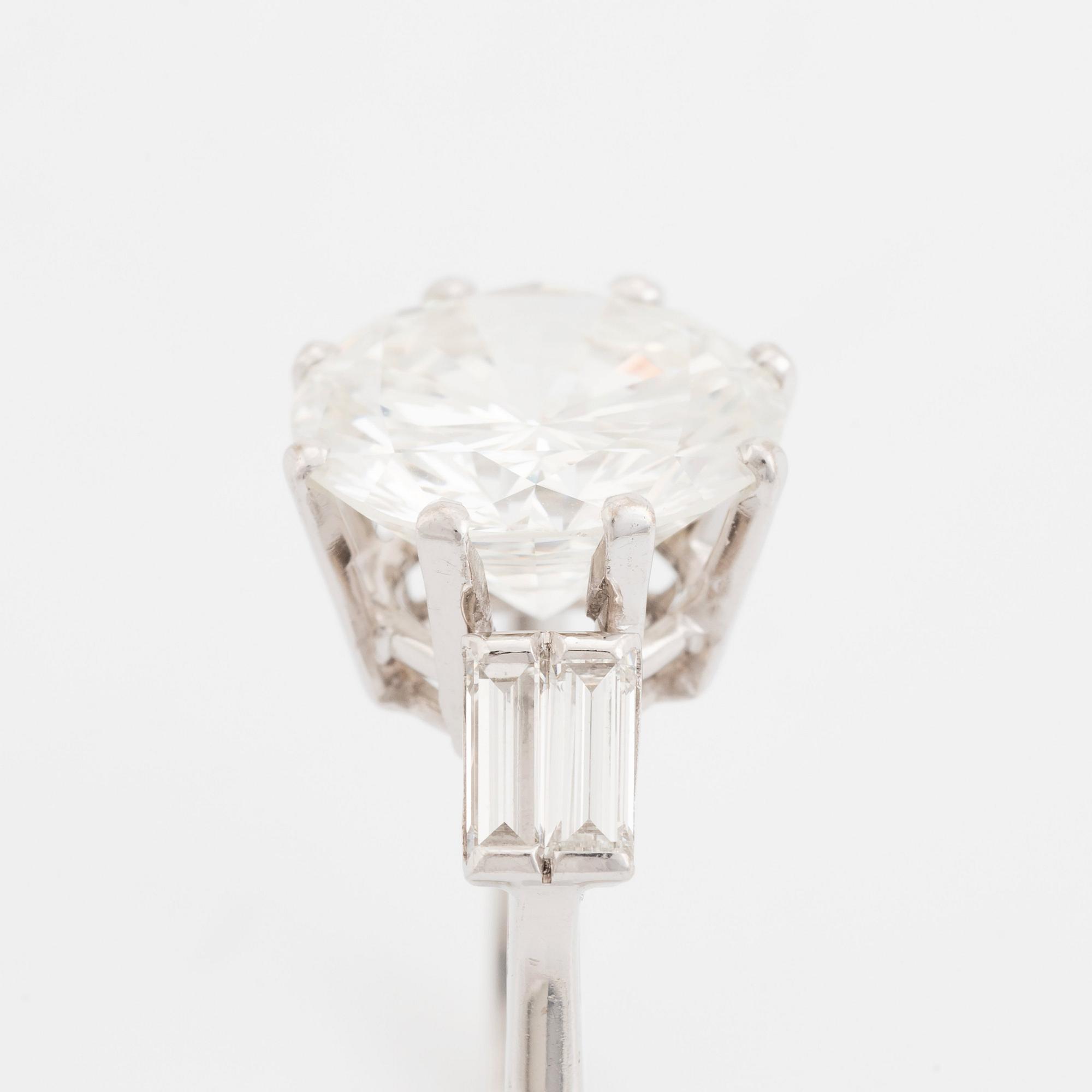 Ring 14K vitguld med en rund briljantslipad diamant vikt ca 5.25 ct kvalitet ca F/G vvs.