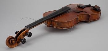 VIOLIN, i fodral, sekelskiftet 1800/1900.