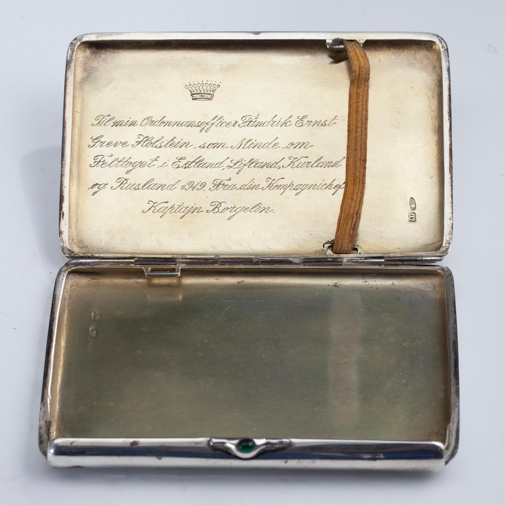 CIGARRETTETUI, silver med grön sten, Moskva, Ryssland ca 1910-20. Vikt 177,5 g.