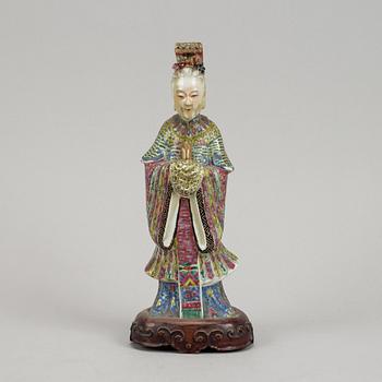 A famille rose porcelain figurine, Qing dynasty, 19th century.