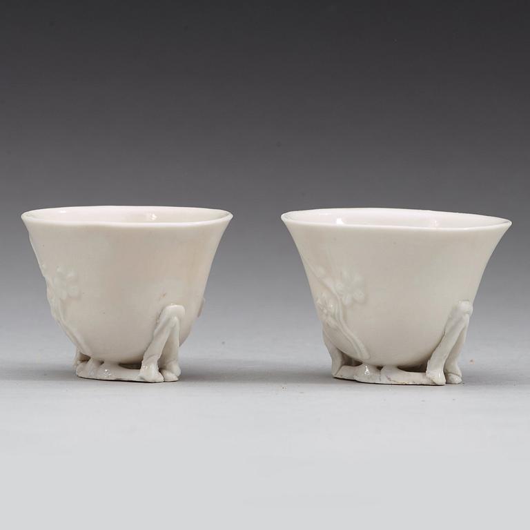 VINBÄGARE, ett par, blanc de chine. Qingdynastin, Kangxi (1662-1722).