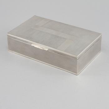 CIGARRSKRIN, silver, importstämplat, omkring 1900-talets mitt, total vikt 875 gram.
