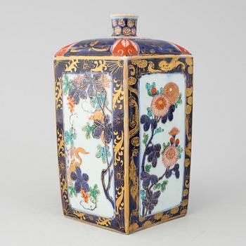 A japanese imari bottle, Meiji period (1868-1912).