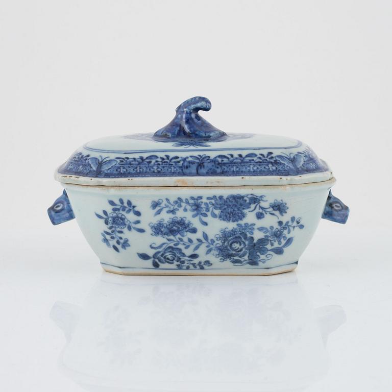 A blue and white tureen with cover, Qing dynasty, Qianlong (1736-95).