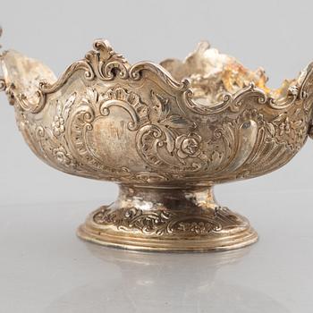 Walter & John Barnard, and Goldmisths & Silversmiths Co, a pair of silver bowls, London, England, 1894.