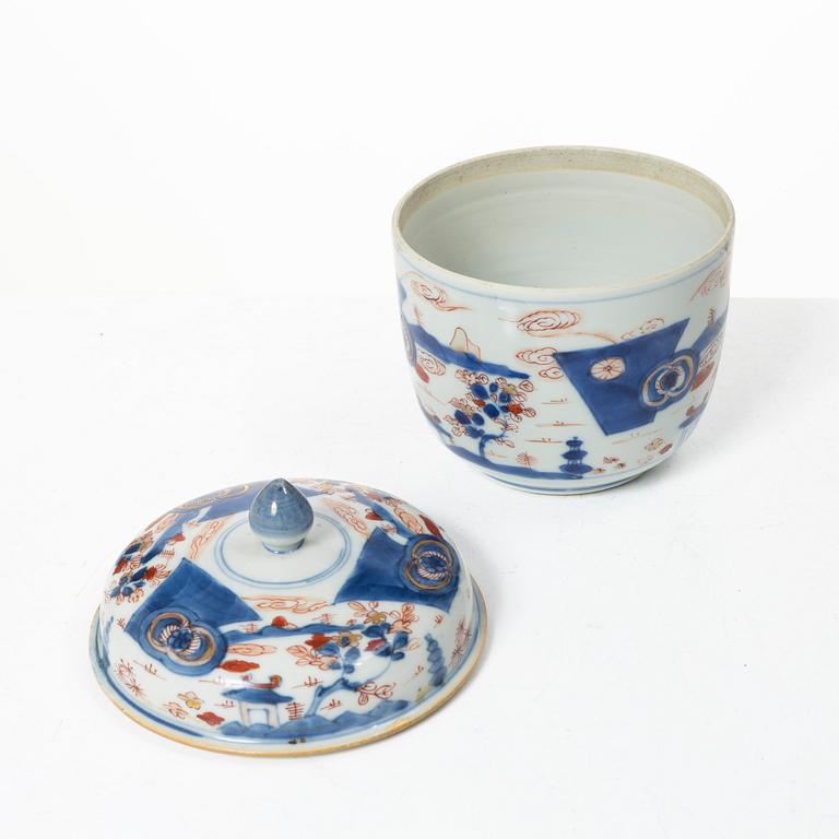 An Imari porcelain bowl with cover, China, 18th/19th century.