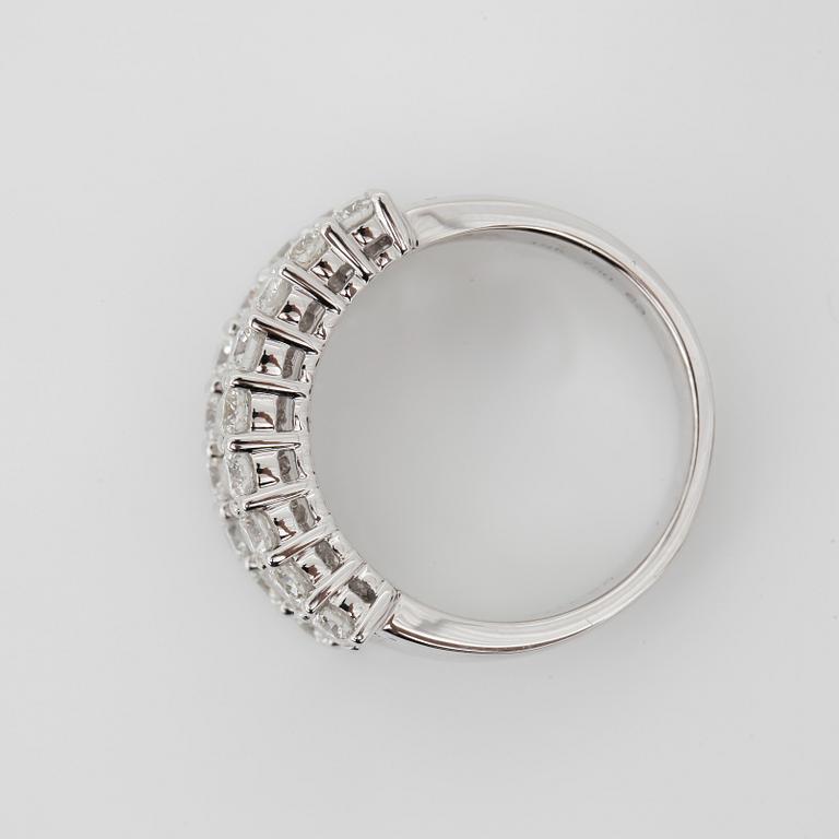 RING, med baguette och briljantslipade diamanter, totalt ca 2.47ct.
