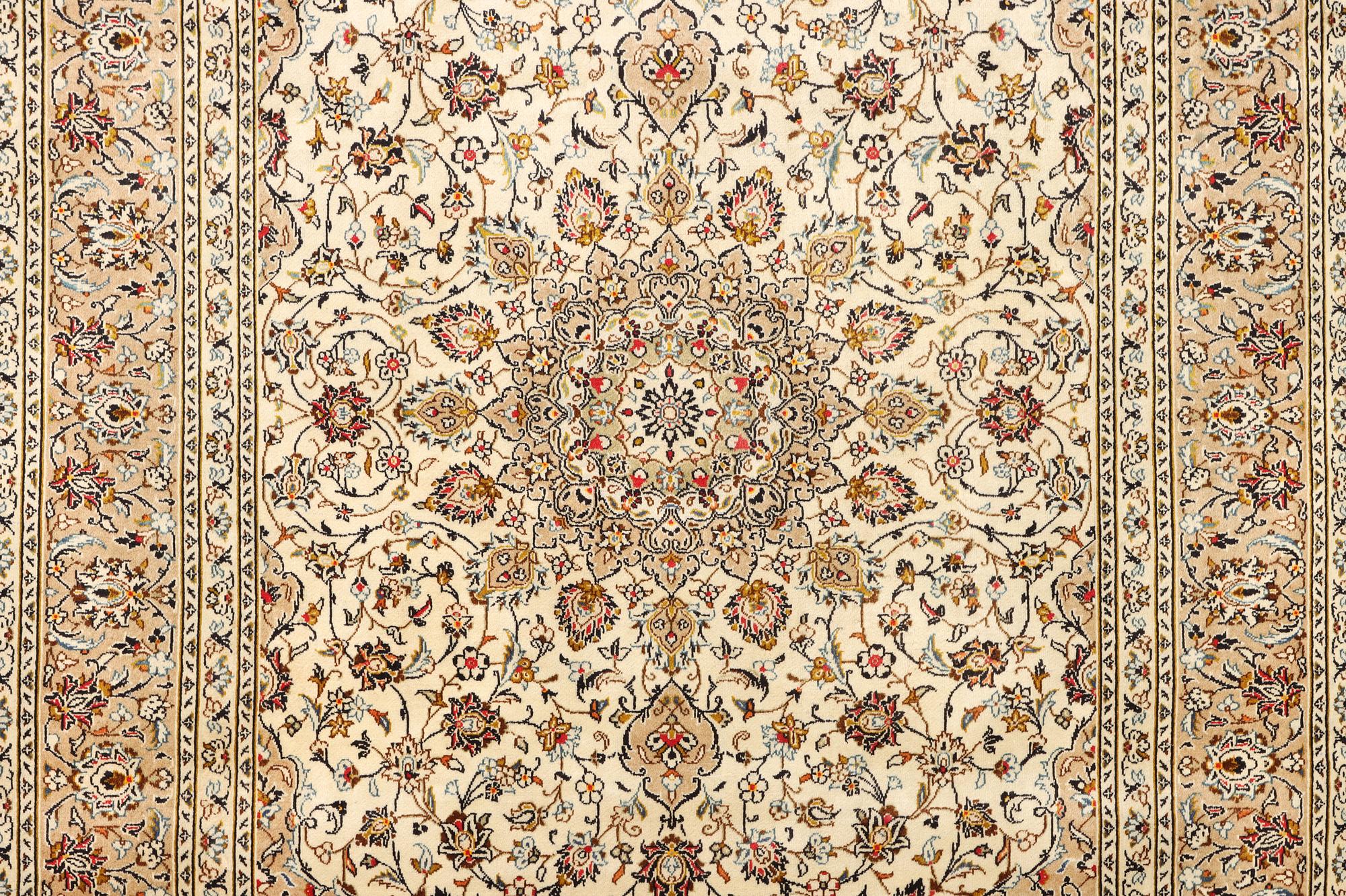 A Kashan carpet, a. 346 x 240 cm.