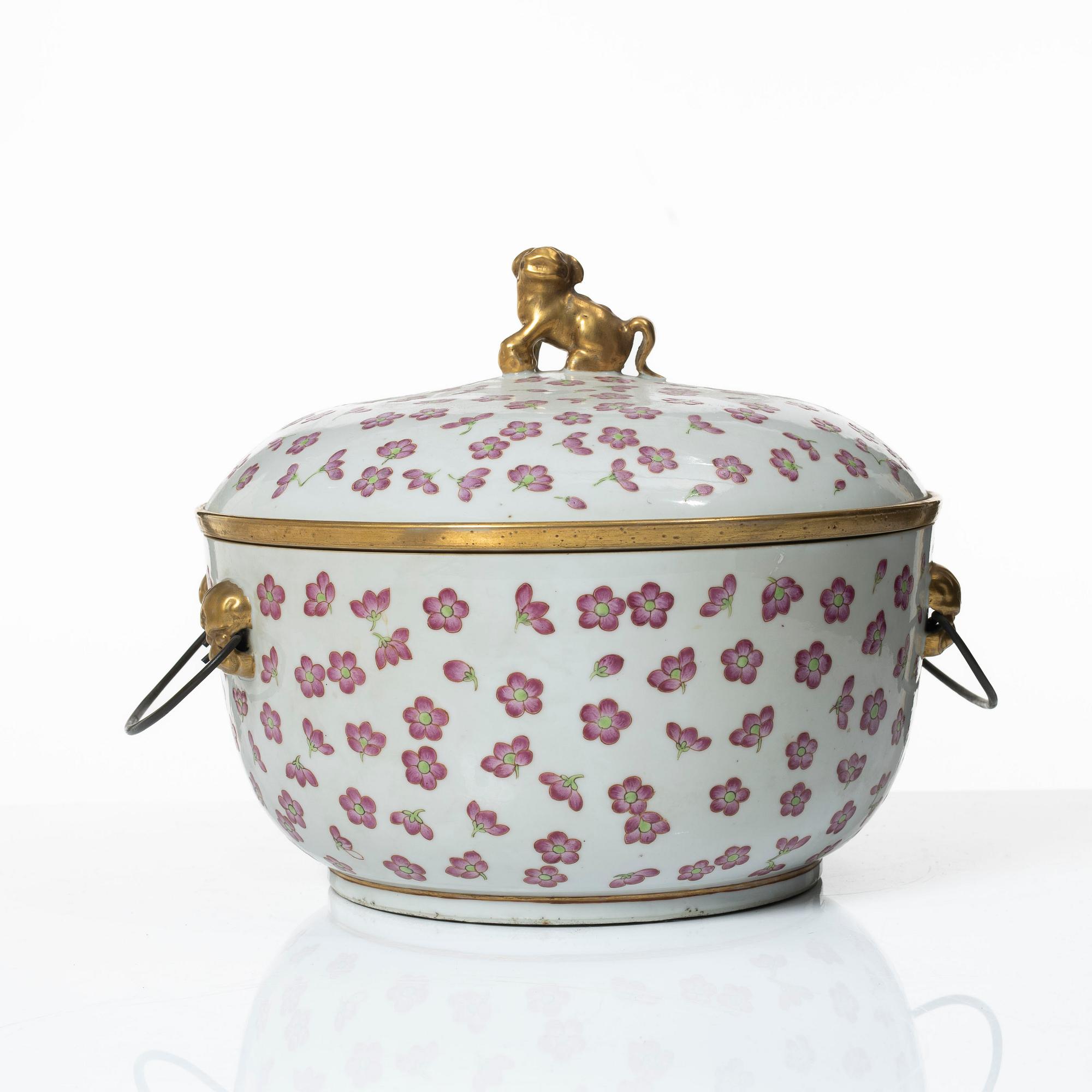 A Chinese tureen with cover and liner, late Qing dynasty.