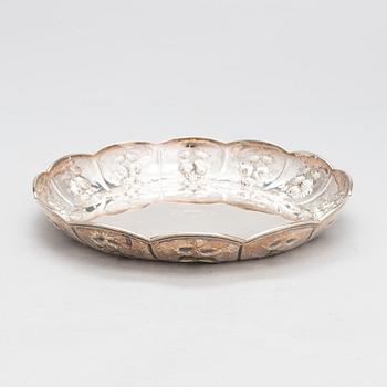 A sterling silver dish, maker's mark presumably W.P, London year 1800.