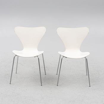 Arne Jacobsen, a pair of model 'Seven' chairs, Fritz Hansen, Denmark 1976.