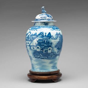 828. A blue and white jar with cover, Qing dynasty, Qianlong (1736-95).