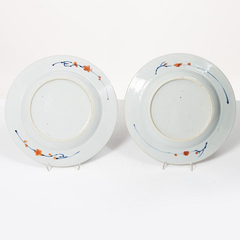 An imari cup with saucer and two dinner plates, Qing dynasty, Kangxi (1662-1722).