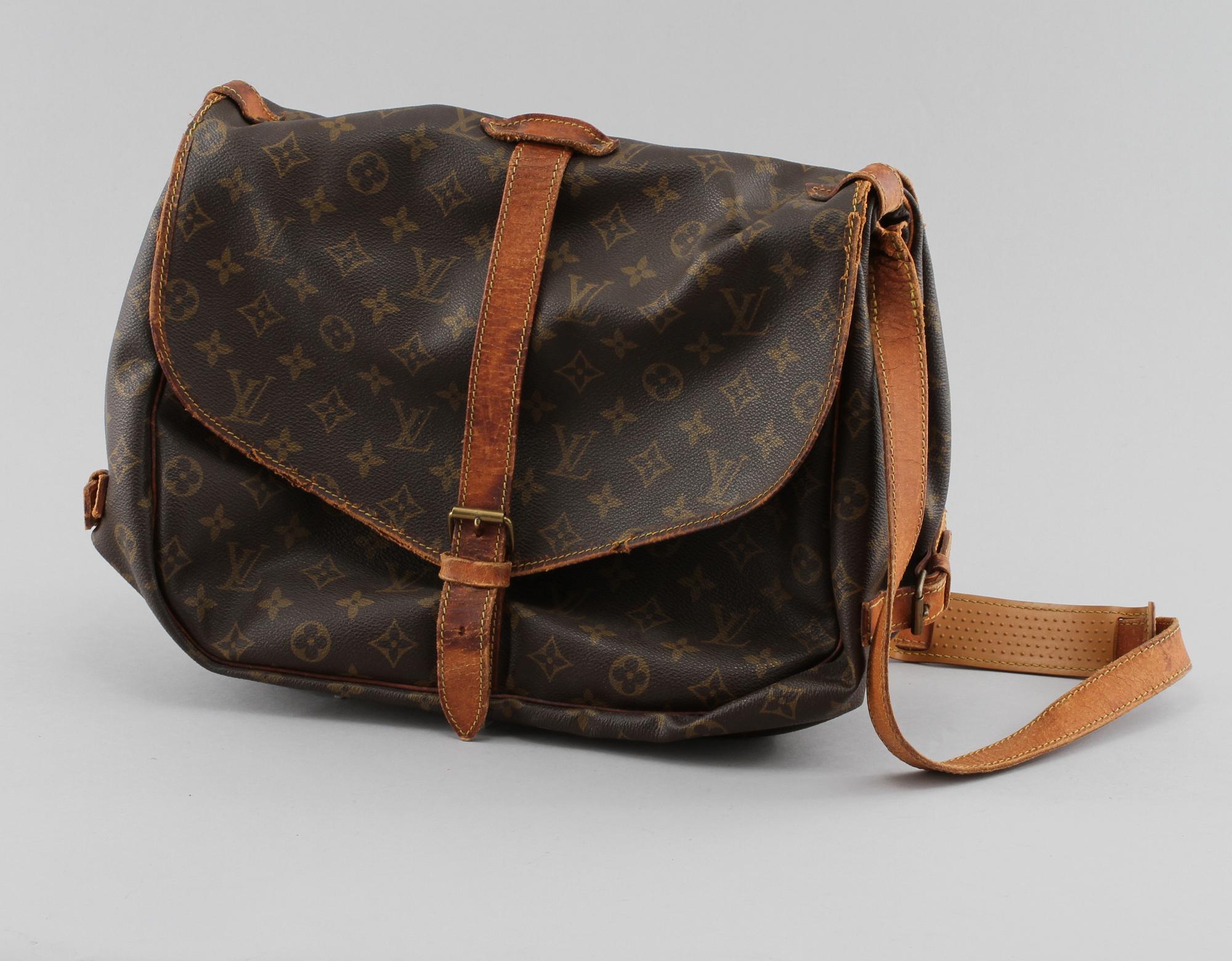 AXELREMSVÄSKA, Saumur 35, Louis Vuitton.