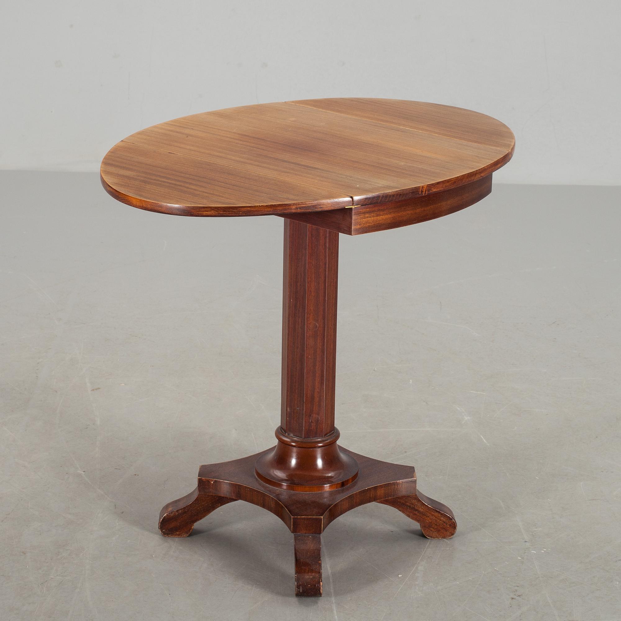 KLAFFBORD, Märkt Nordisk Kunst & Möbeletablissement Rasmus Nielsen, Bär datum "16/12-11". 1911.