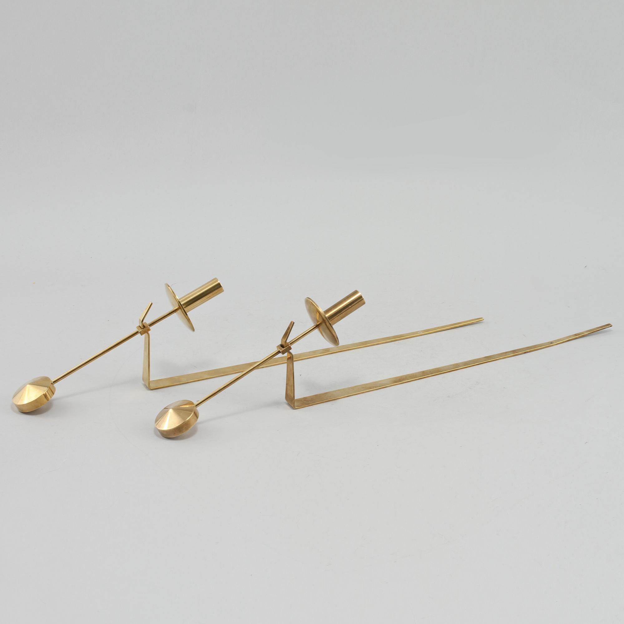 VÄGGLJUSSTAKAR, 2 st, mässing, "Pendel", Pierre Forsell, Skultuna, 1900-talets andra hälft.