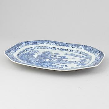 Stekfat och tallrikar, 2 st, porslin. Qingdynastin, Qianlong (1736-95).