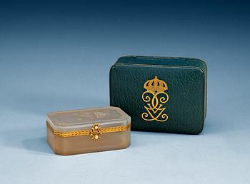 853. A ROYAL SWEDISH PRESENTATION AGATH BOX WITH GOLD SETTING AND PRECIOUS STONES, Makers mark of W.A Bolin, Stockholm 1918. Original case.