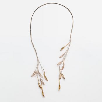 Marja Suna, Halsband och örhängen "Höstlöv", sterlingsilver. Kaunis koru/Kalevala Koru, Helsingfors 1999.