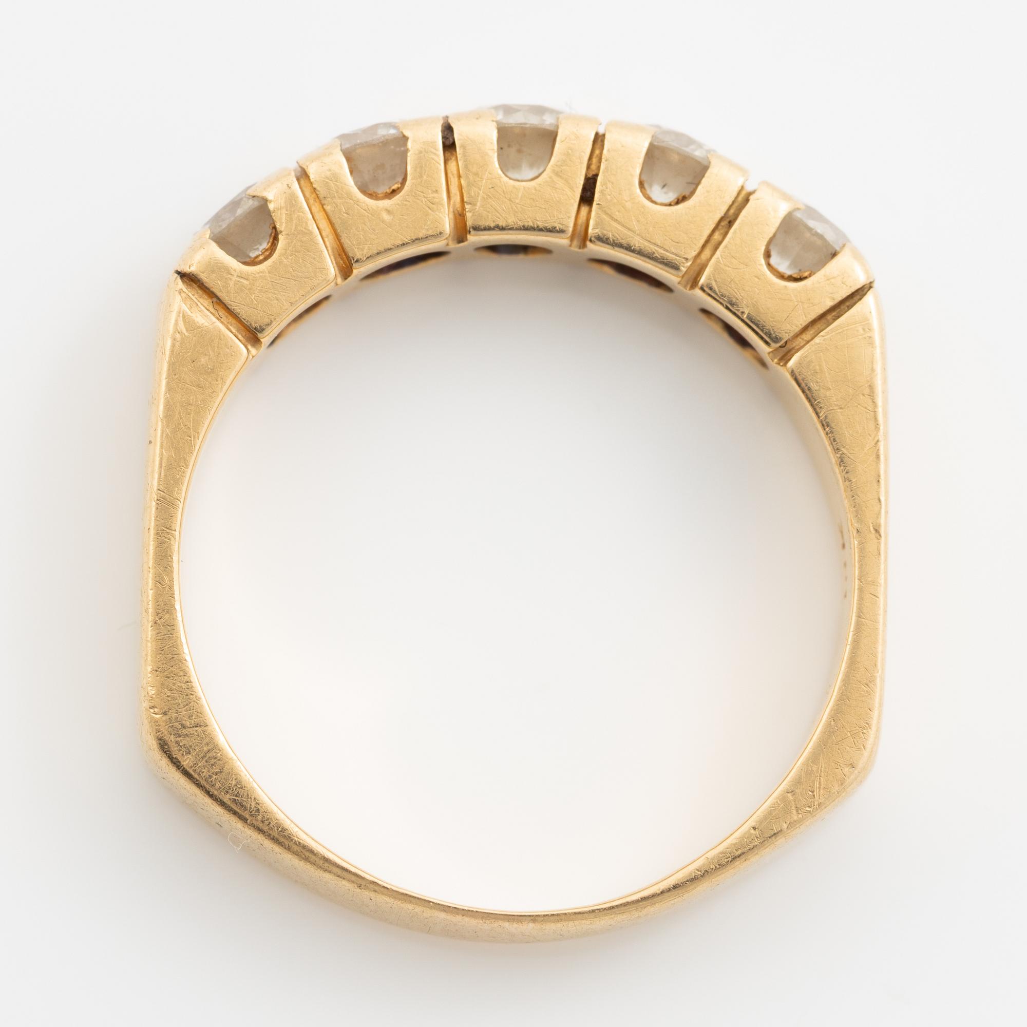 Alliance ring, 18K gold with five brilliant-cut diamonds totalling approximately 1 ct.