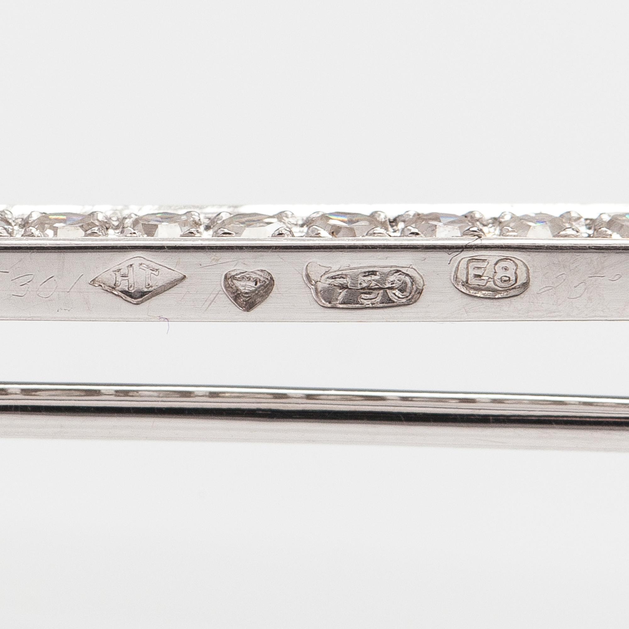 A Tillander, Rintaneula, 18K valkokultaa, 8/8-hiottuja timantteja n. 0.53 ct yht. Helsinki 1982.