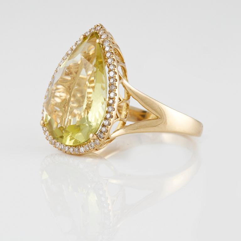 RING, 18K guld med fasettslipad topas ca 7,24 ct samt briljantslipade diamanter ca 0.26 ct. Vikt 5,5 gram.