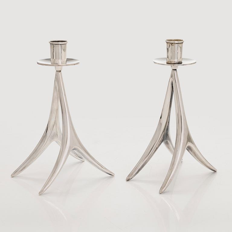 Anna-Greta Eker, kynttilänjalkapari, hopeaa, Auran Kultaseppä Oy, Turku, 1964-1972.