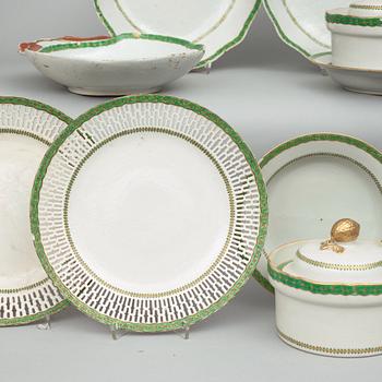 A Chinese Export dessert service, Qing dynasty, Jiaqing (1796-1820). (37 pieces).