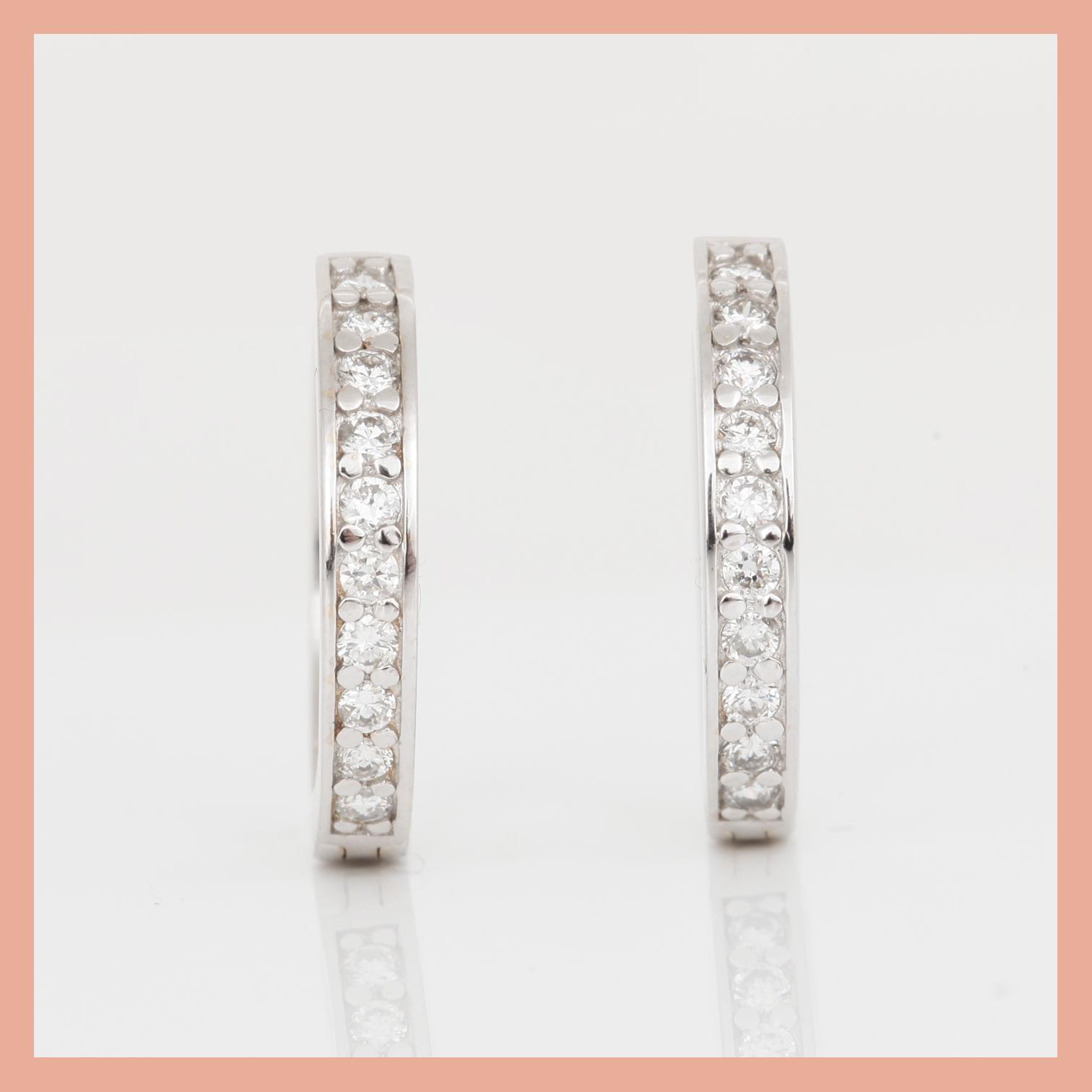 ÖRHÄNGEN, ett par, 14K vitguld med briljantslipade diamanter, tot ca 0,40 ct. Total vikt ca 5,16 g.