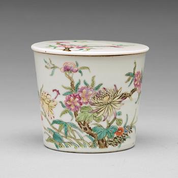 781. A famille rose jar with cover, Qing dynasty, Guangxu mark and period (1875-1908).