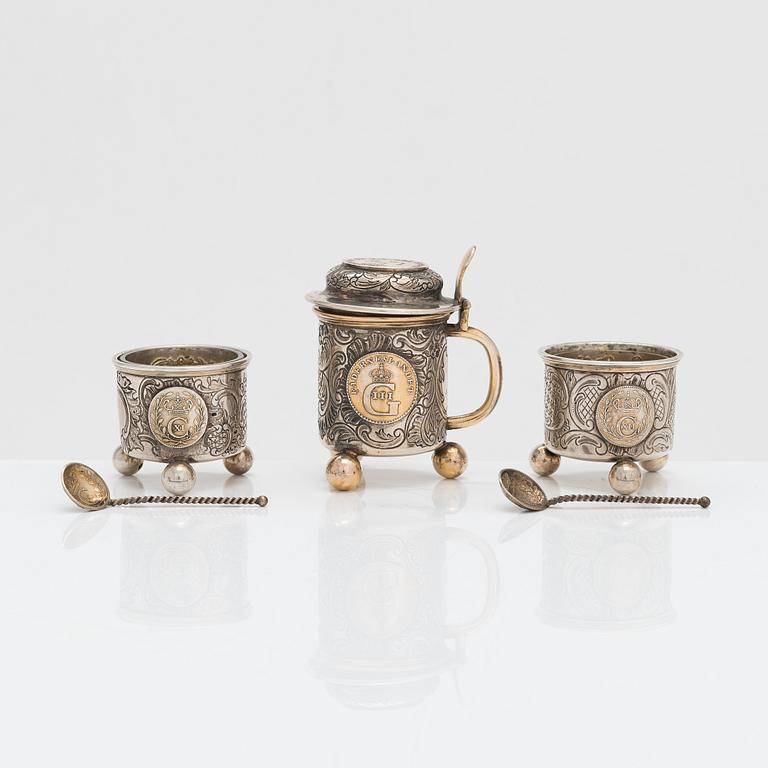 Saltkar och dryckeskanna i miniatyr, silver, C G Hallberg, Stockholm 1900-1904. I original ask.