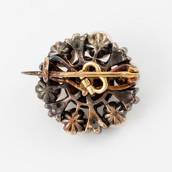 A brooch in 18K gold and silver with pearls and rose-cut diamonds.