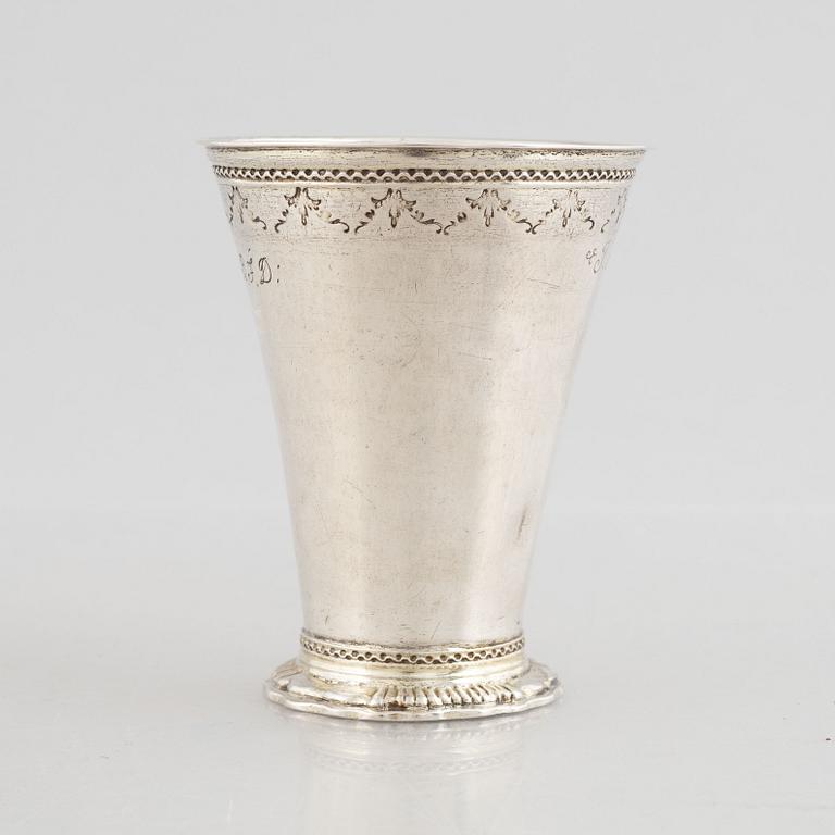 Bägare, silver, Sverige 1700-tal, med kastmynt från Adolf Fredriks kröning.