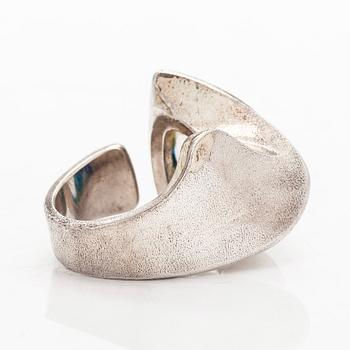 Björn Weckström, sormus, "Ara" sterlinghopeaa ja akryylia, Lapponia 1975.