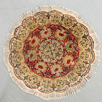 A semiantique Tabriz carpet diameter 95 cm.