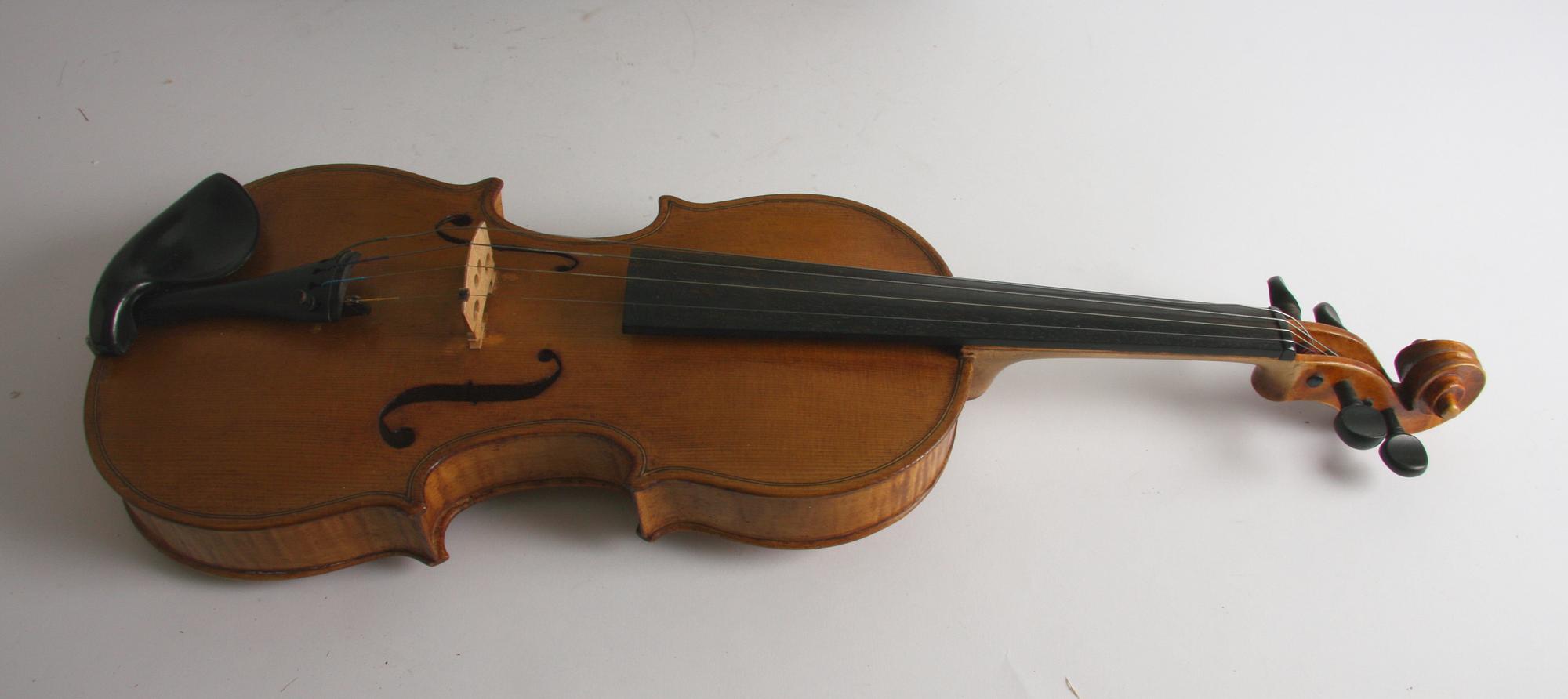 VIOLIN, i låda.
