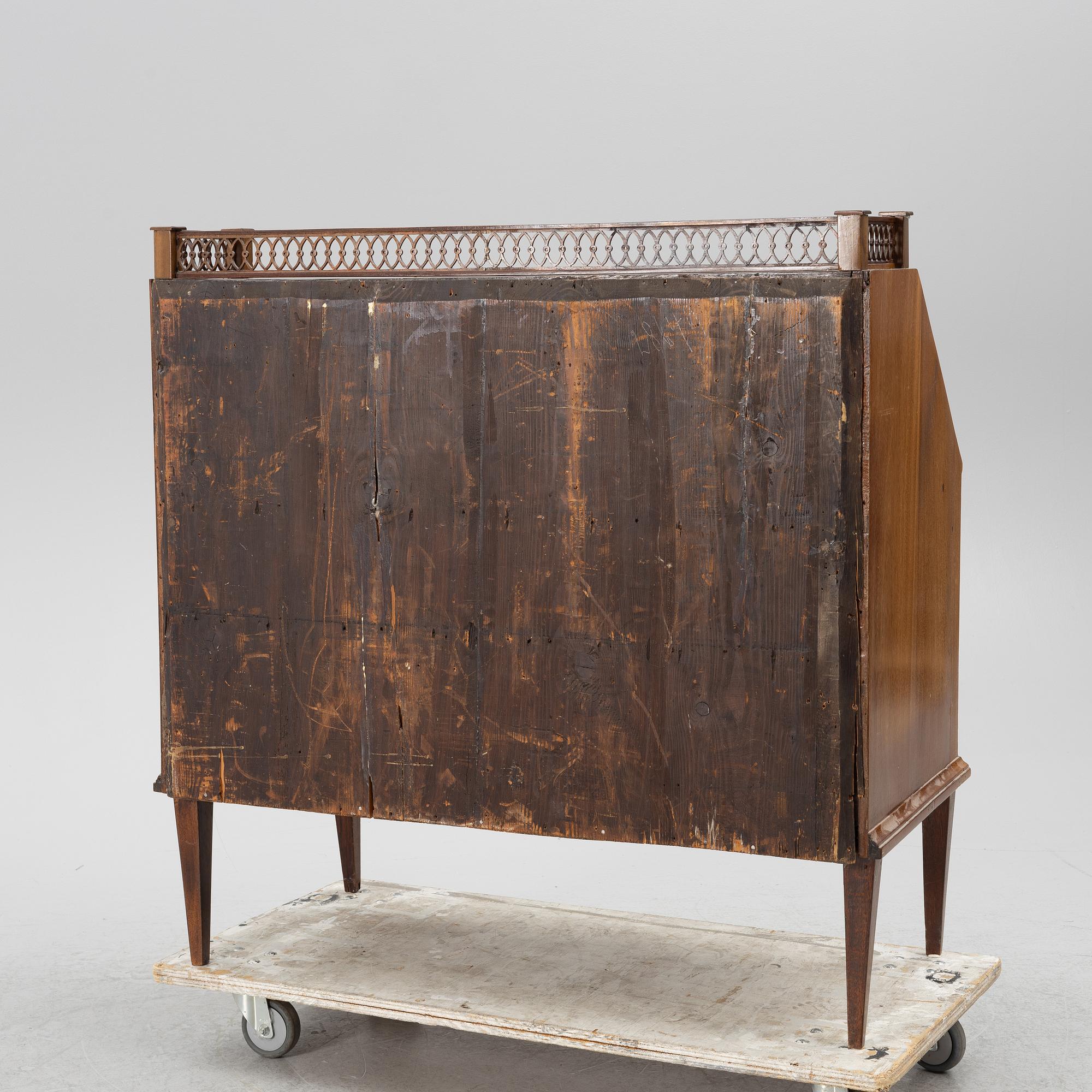 A mahogany secretaire, circa 1800.