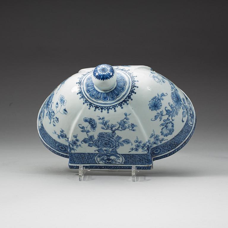 A blue and white dish with cover, Qing dynasty, Yongzheng (1723-35).