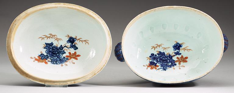 A blue and white tureen with cover, Qing dynasty, Qianlong (1736-95).