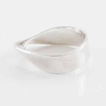 Vivianna Torun Bülow-Hübe, ring "Möbius", sterling silver, for Georg Jensen.