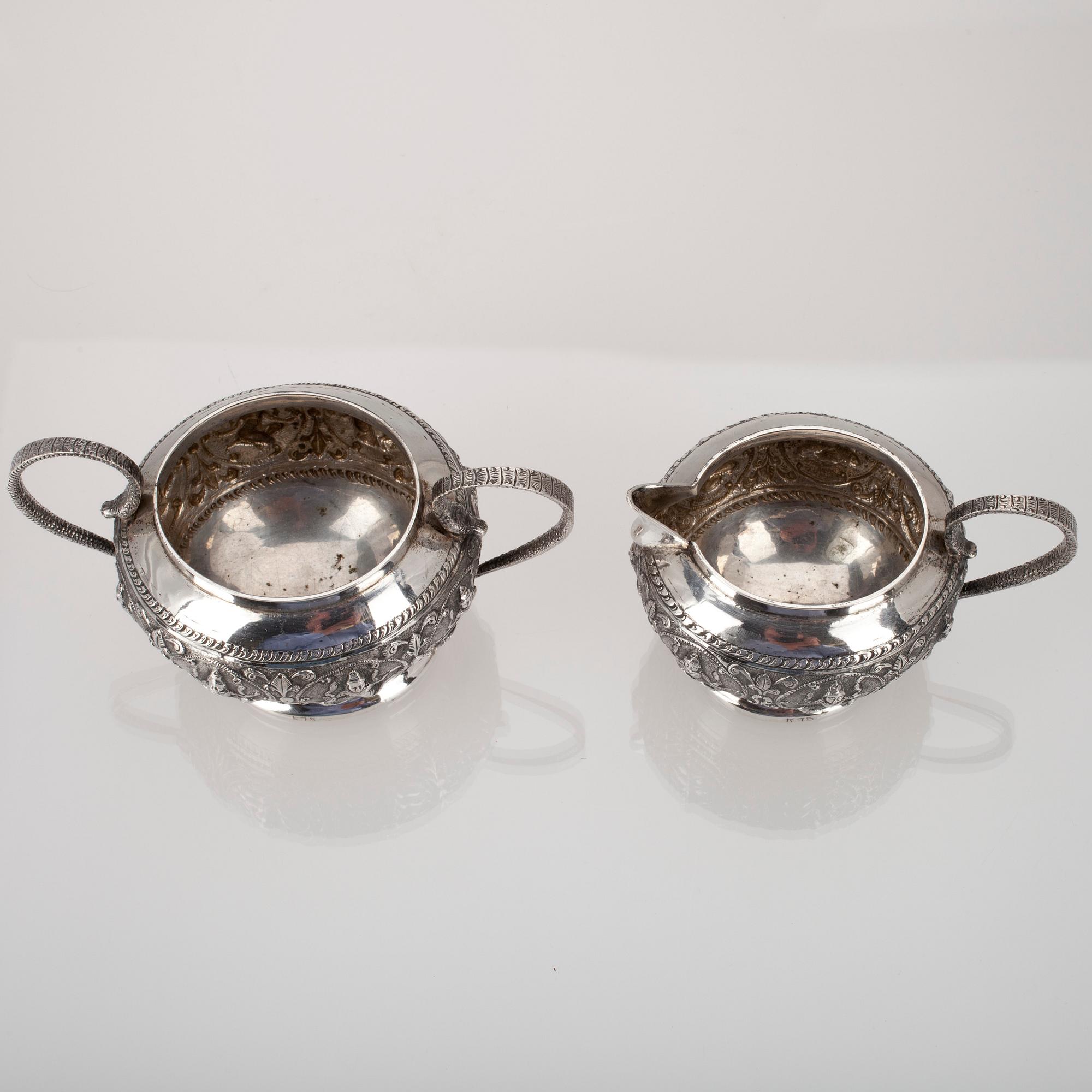 SOCKERSKÅL + GRÄDDSNÄCKA, silver. Sannolikt Indien 1900-talets första hälft. Vikt 230 g.