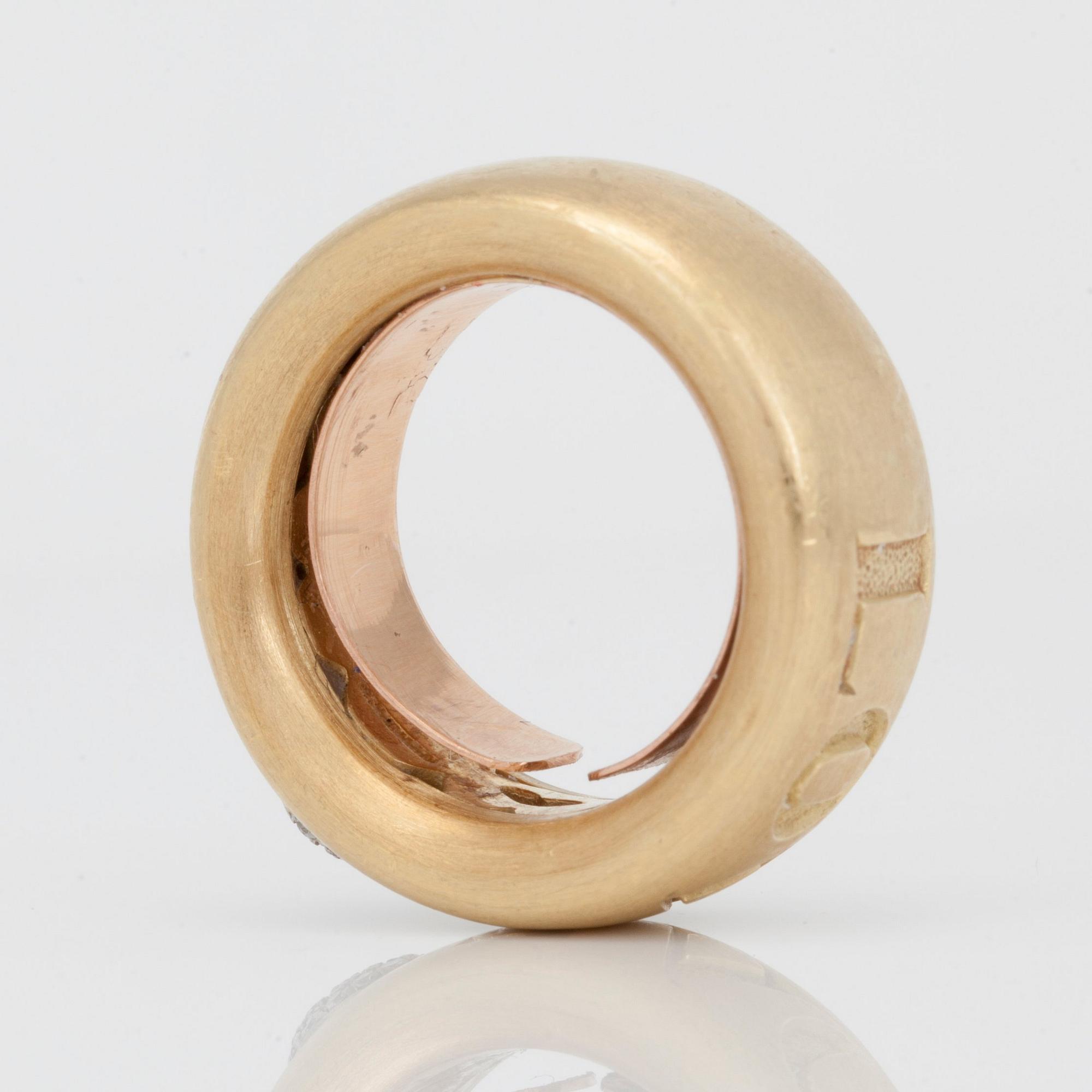 RING, graverad "LOVE", med briljantslipade diamanter i form av ett hjärta.
