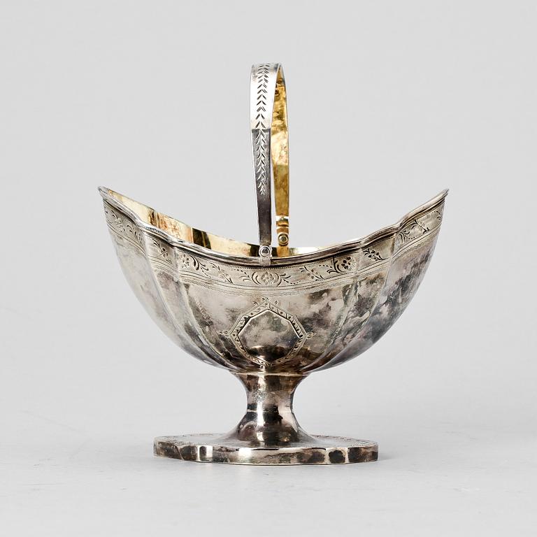 SKÅL MED HANDTAG, London 1789-90-tal. Vikt 200 gram.