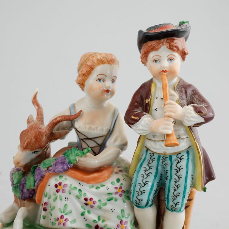 A pair of procelain figurines from Sächsische Porzellan Manufaktur in Dresden, first half of the 20th century.