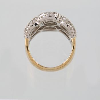 RING, 18K guld och vitguld med 170 briljantslipade diamanter, 3.98 ct. Vikt 12,4 gram.