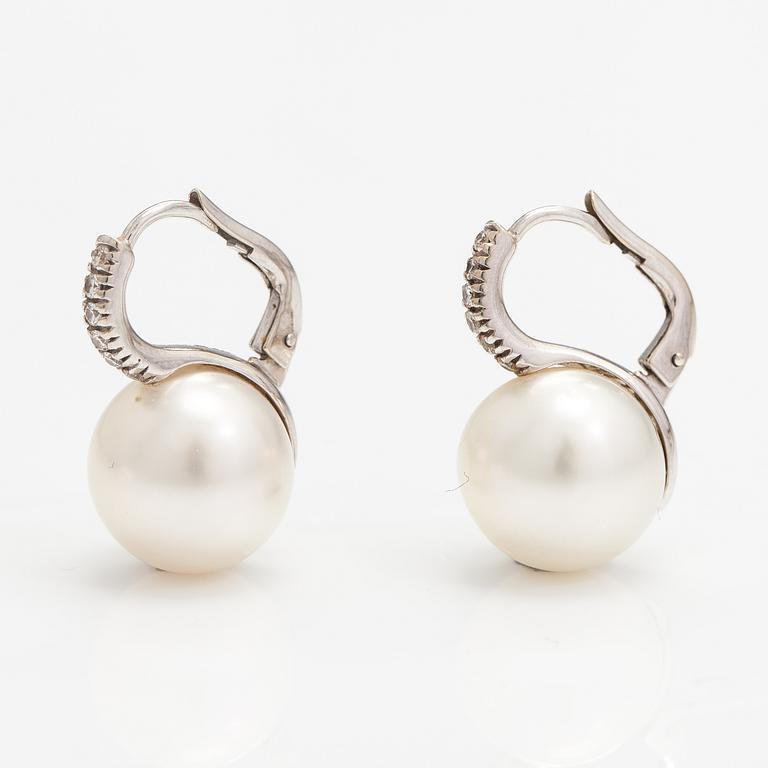 A pair of 18K white gold earrings with cultured pearls and diamonds ca. 0.28 ct in total.