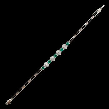 ARMBAND, 18K vitguld, med åttkantslipade diamanter tot ca 0.75 ct samt smaragder. Vikt ca 17 g.