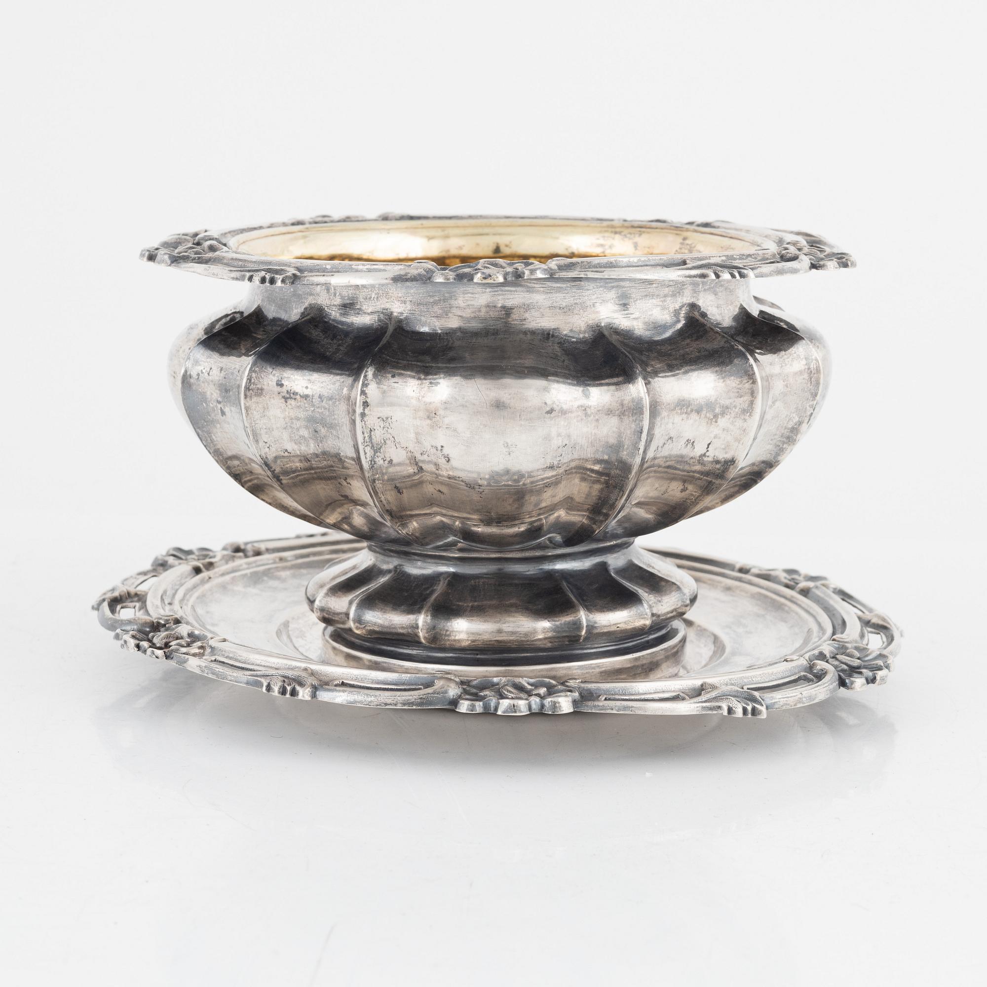 Gustaf Möllenborg, såsskål på fat, silver, nyrokoko, Stockholm 1847.