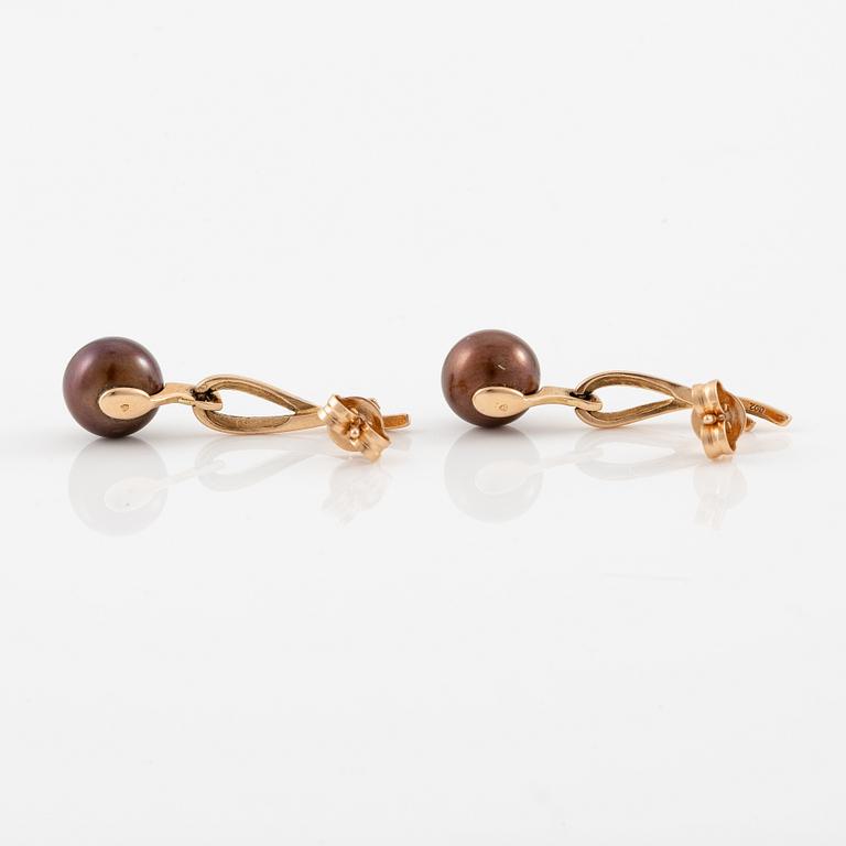 A pair of earrings in 14K gold with cultured coloured freshwater pearls and round brilliant-cut diamonds.